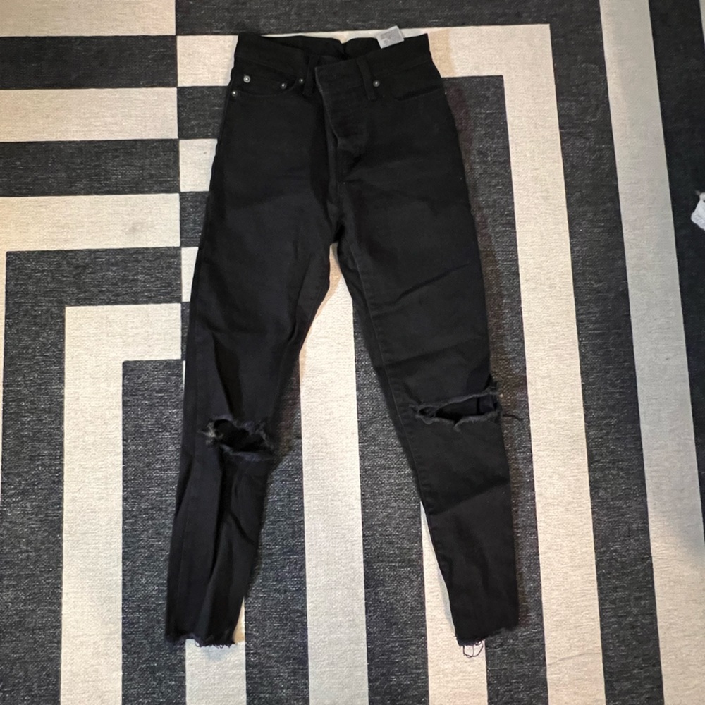 Distressed Levi High waisted jeans